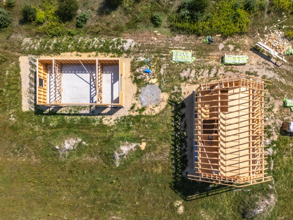 Drewniane konstrukcje domu szkieletowego – trwałe rozwiązanie w porównaniu do domów murowanych.