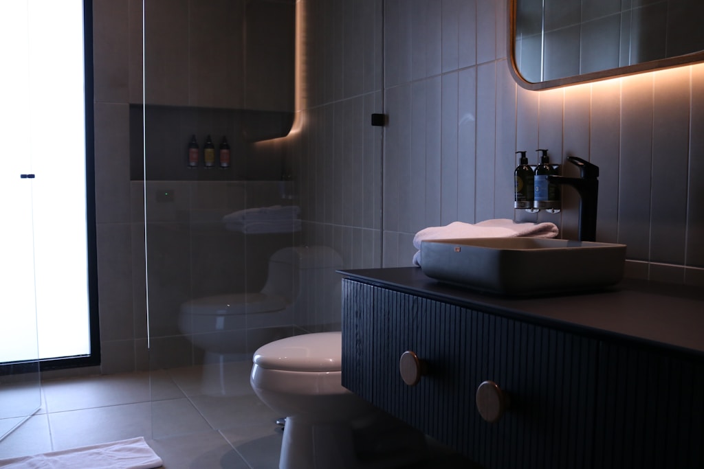 Na jakiej wysokości umieścić półkę pod prysznicem