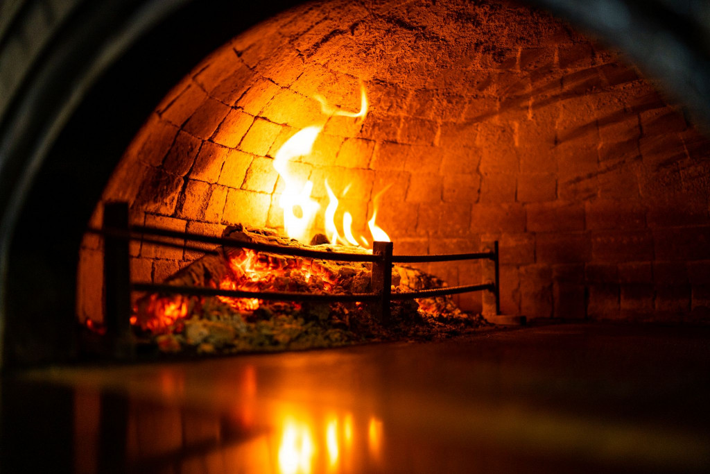 wnętrze ceglanego pieca do pizzy