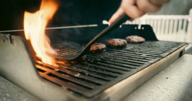 Niezbędne akcesoria do grilla: Gdzie kupić i jak wybrać najlepsze zestawy narzędzi grillowych