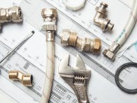 Dlaczego warto kupić artykuły sanitarno hydrauliczne przez Internet?