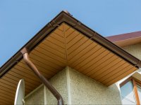 Porównanie materiałów na podsufitkę dachową – jaką podbitkę wybrać do swojego domu?