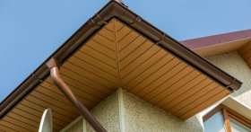Porównanie materiałów na podsufitkę dachową – jaką podbitkę wybrać do swojego domu?