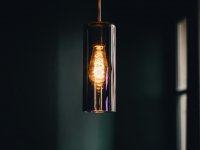 Lampy zewnętrzne do oświetlania domu i ogrodu – praktyczny poradnik