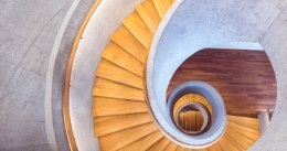 Rodzaje schodów drewnianych: wybór odpowiedniego typu