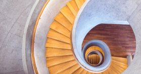 Rodzaje schodów drewnianych: wybór odpowiedniego typu