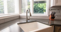 Zlew podwieszany – kiedy warto się na niego zdecydować i do jakich blatów pasuje najlepiej