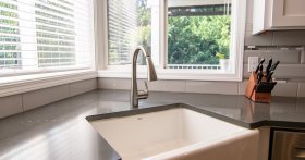 Zlew podwieszany – kiedy warto się na niego zdecydować i do jakich blatów pasuje najlepiej