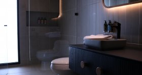 Na jakiej wysokości umieścić półkę pod prysznicem? Optymalna wysokość montażu