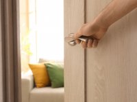 Jak określić kierunek otwierania drzwi i go wybrać?