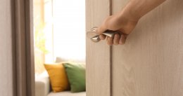 Jak określić kierunek otwierania drzwi i go wybrać?