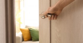 Jak określić kierunek otwierania drzwi i go wybrać?