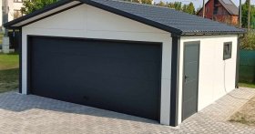 Garaż z płyty warstwowej – czy warto? Zalety i wady rozwiązania