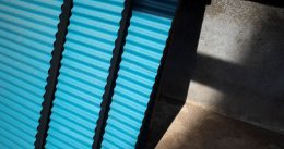 Jaka blacha na garaż blaszany? Ocynk, akryl, drewnopodobna