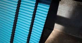 Jaka blacha na garaż blaszany? Ocynk, akryl, drewnopodobna