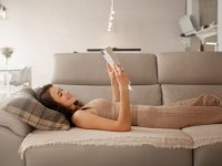 Kanapa rozkładana z funkcją spania – najważniejsze cechy wygodnego modelu