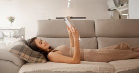 Kanapa rozkładana z funkcją spania – najważniejsze cechy wygodnego modelu