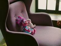 Tapicerowany fotel w pokoju dziecka – na co zwrócić uwagę przy wyborze materiału?