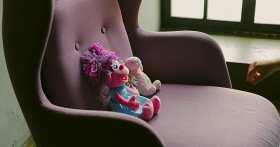 Tapicerowany fotel w pokoju dziecka – na co zwrócić uwagę przy wyborze materiału?