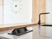 Gniazdo z USB, ładowarka indukcyjna czy gniazdo hermetyczne? Który typ osprzętu gdzie zamontować?